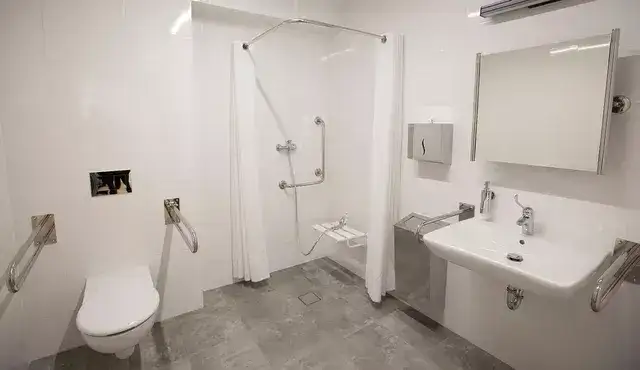 Jak powinna wyglądać łazienka dla niepełnosprawnych - kompletne wymogi 2024