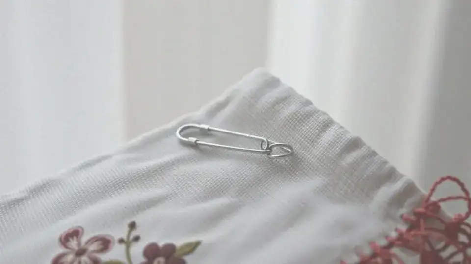 Co oznacza agrafka na ubraniu: Tajemnica skutecznej ochrony energetycznej