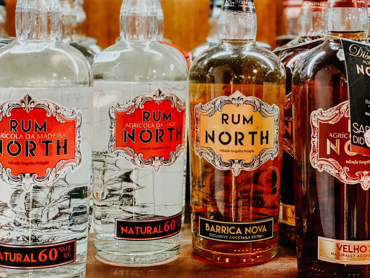 Butelki rumu z Madery, w tym "Rum North" i "Barrica Nova". Idealne na prezent dla konesera.