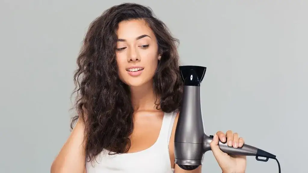 Wybór suszarki do włosów: moc, jonizacja, silnik. Co musisz wiedzieć?