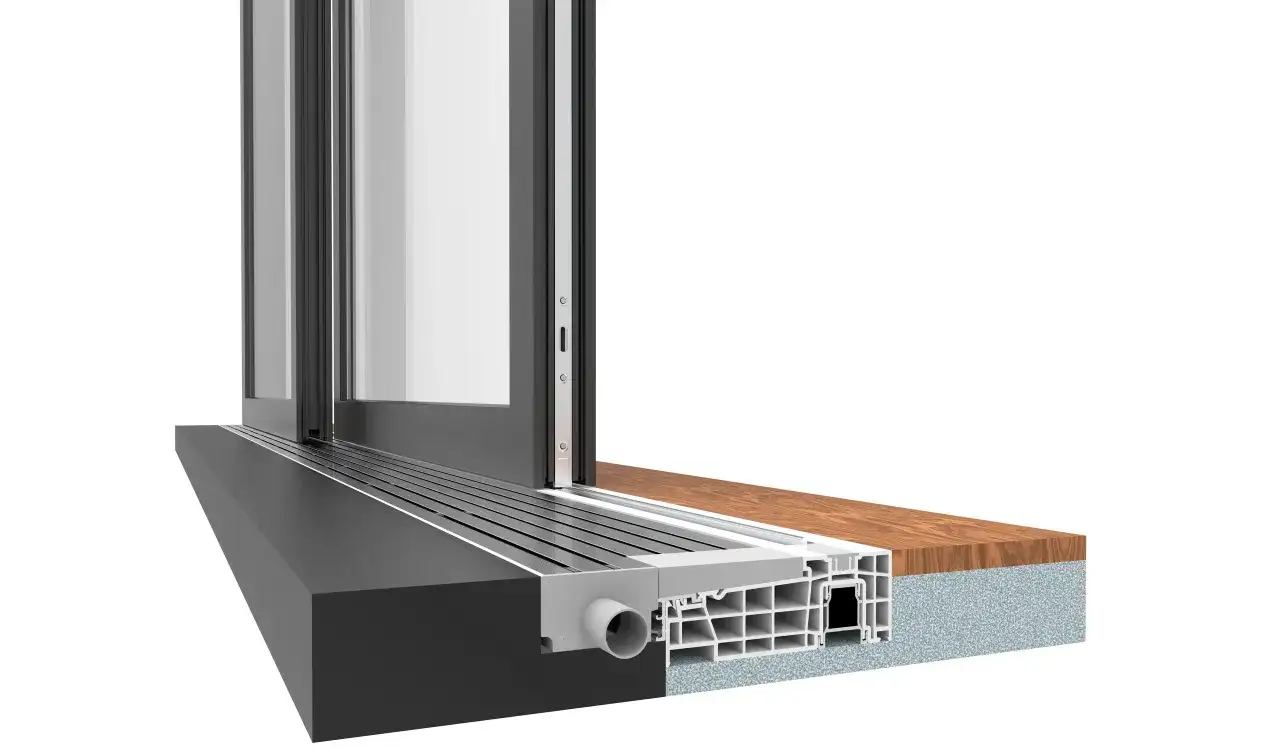 Przekrój okna HST z systemem odprowadzania wody, zamontowanego nad podłogą. Widoczny profil okna, izolacja i drewniana podłoga.
