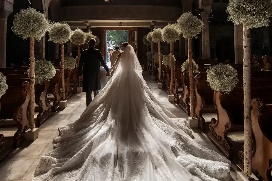 Suknia ślubna Kim Kardashian: Zaskakujące detale i cena tej ikony mody