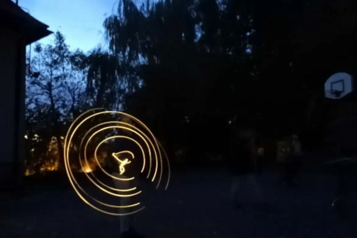 Jak zorganizować niezapomniane nocowanie w szkole: Poradnik dla rodziców