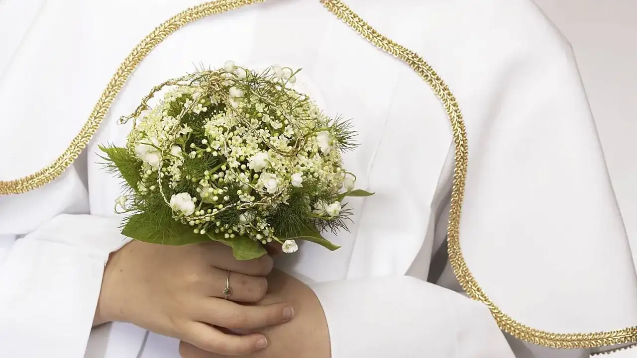 Komunia w sobotę czy niedzielę? Poznaj wady i zalety obu opcji.