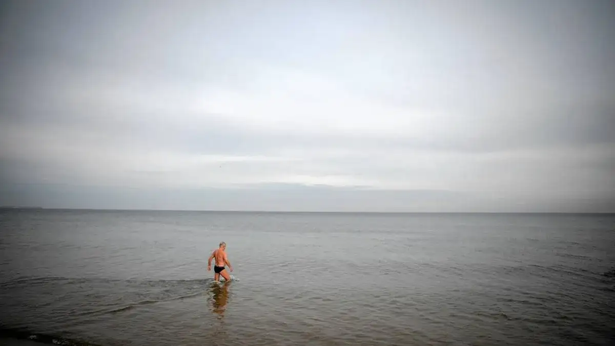 Ile stopni ma woda w Bałtyku? Sprawdź, zanim wejdziesz do wody