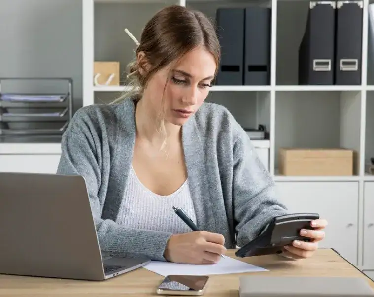 Czy można wystawić fakturę na zawieszoną działalność? Prawne pułapki