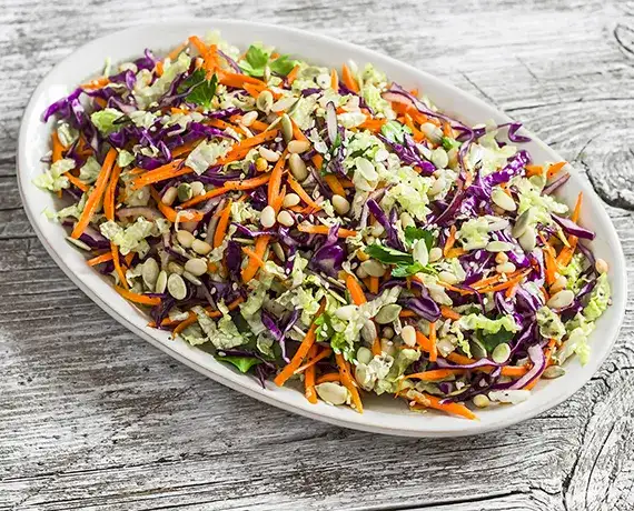 Jak zrobić sałatkę colesław, która zachwyci Twoich gości i smakiem