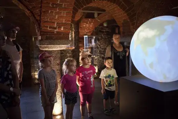 Gdzie pojechać z dzieckiem gdy pada deszcz? Sprawdź najlepsze miejsca