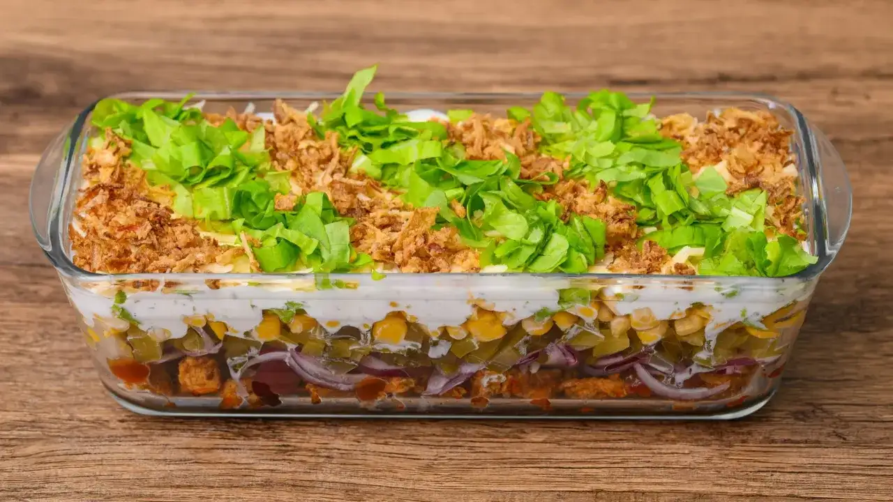 Warstwowa sałatka gyros w szklanym naczyniu, idealna na imprezę. Czy sałatkę gyros można zrobić dzień wcześniej? Tak, i będzie równie pyszna!