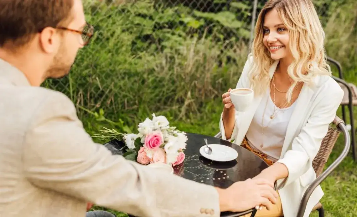 Jak się ubrać na pierwszą randkę do kawiarni, aby zachwycić i czuć komfort?