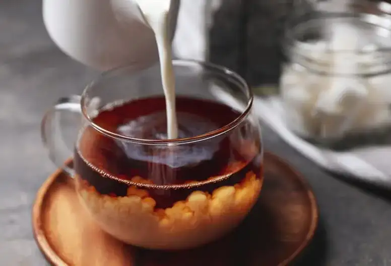 Jak zaparzyć idealną herbatę z hibiskusa? Przepis i korzyści