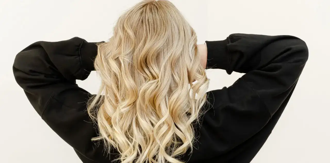 Blond włosy, zadbane dzięki lanolinie, lśnią i są miękkie.