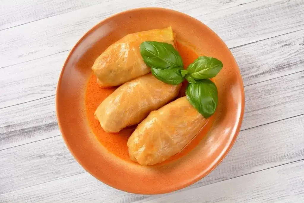 Idealne surówki do gołąbków, które zachwycą Twoje podniebienie