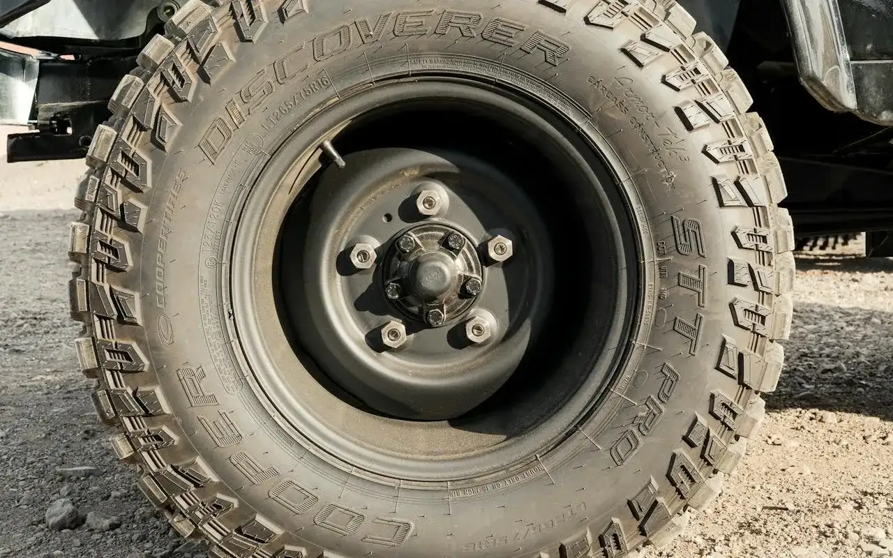 Jak wybrać opony na asfalt i do lasu? Ranking i porady eksperta