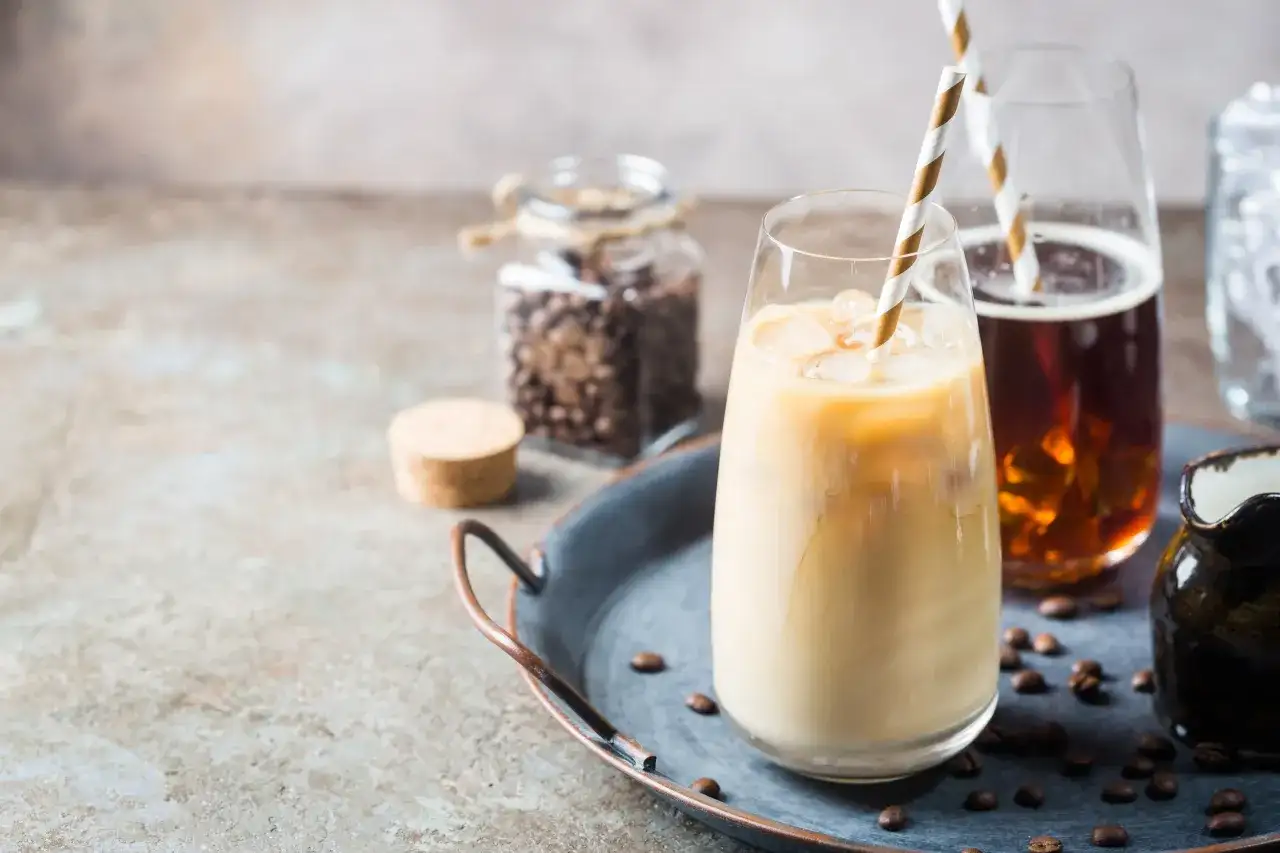 Jak zrobić latte w domu? Idealna kawa z ekspresem i bez!