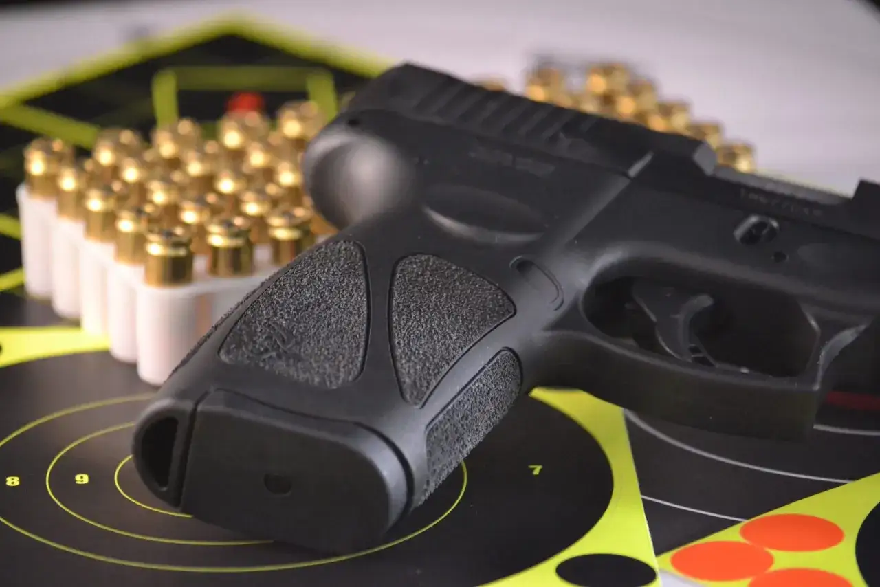 Pistolet, naboje i tarcze strzelnicze.