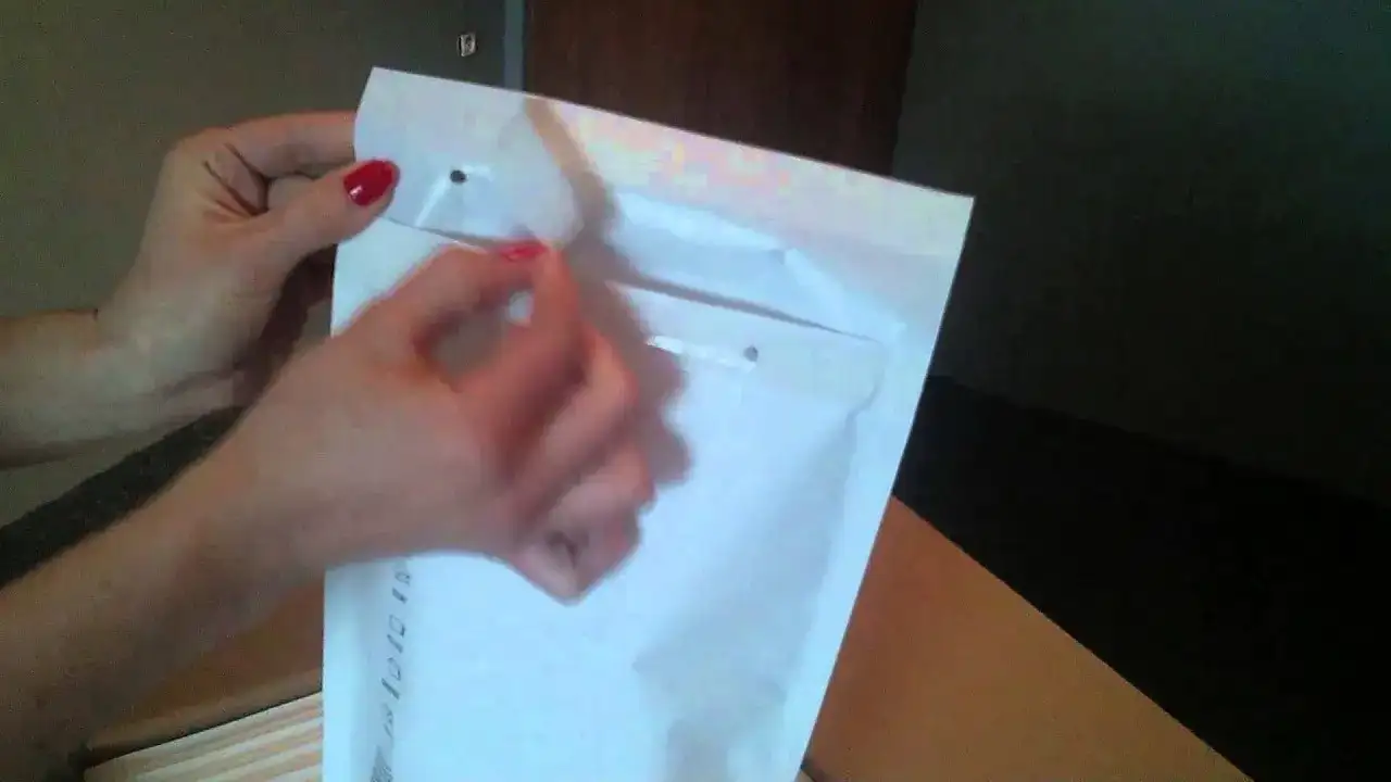 Jak wysłać kopertę bąbelkową krok po kroku: skuteczne metody pakowania