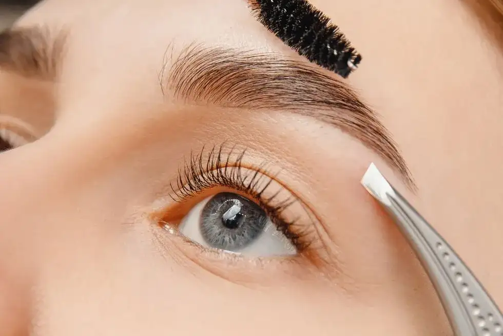 Perfekcyjne brwi w domu: Depilacja krok po kroku. Jak osiągnąć ideał?