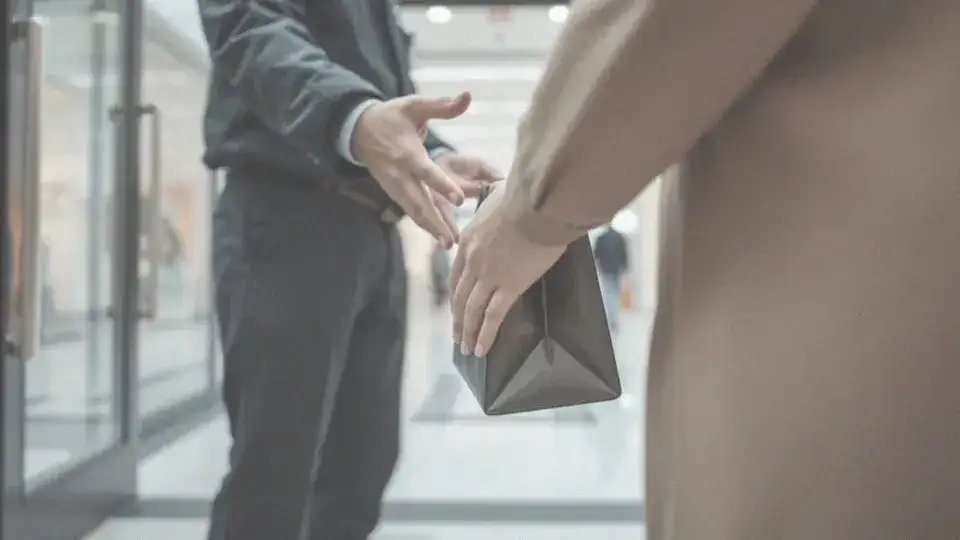 Ochrona może przeszukać Twoją torbę? Poznaj swoje prawa!