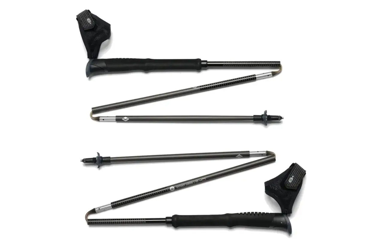 Składane kije do biegania po górach, gotowe do akcji. Lekkie i wytrzymałe, zapewnią stabilność na każdym szlaku.