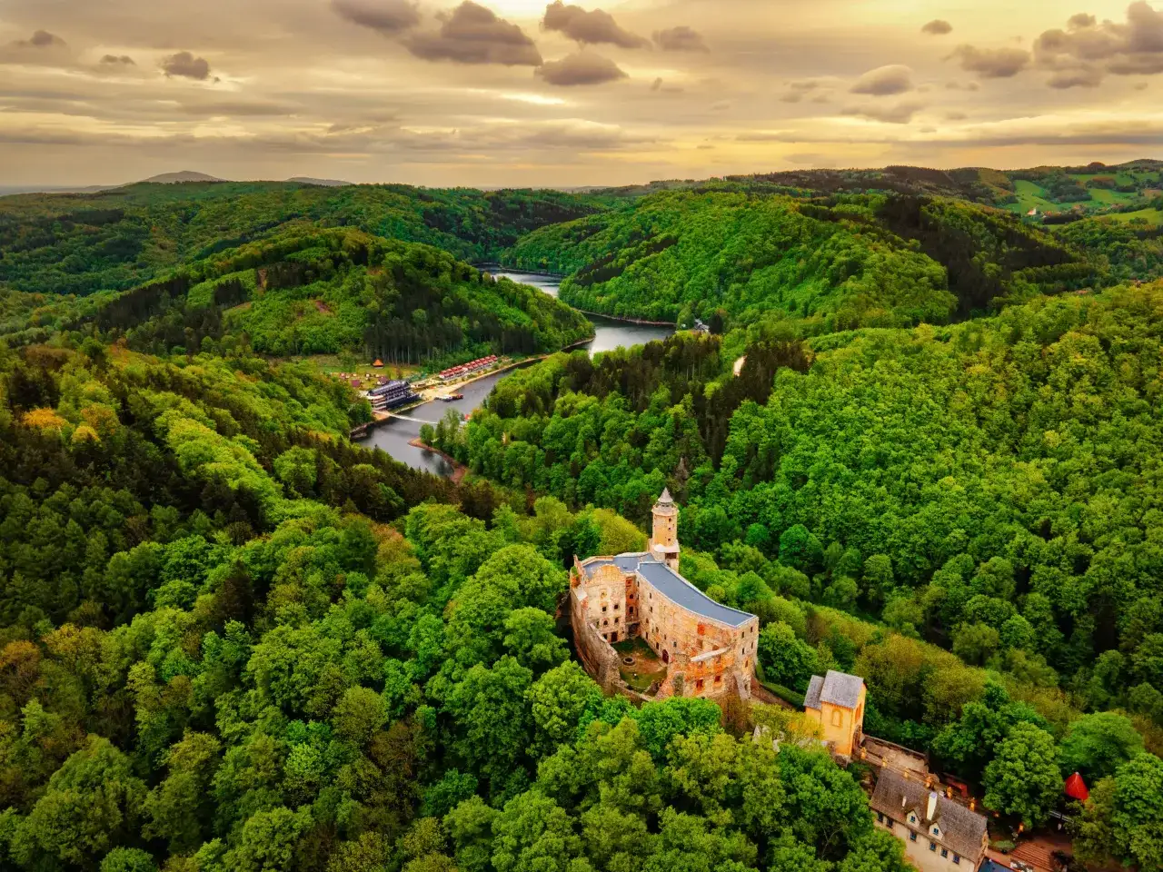 Zamek Grodno i Jezioro Bystrzyckie – nie przegap tych atrakcji!