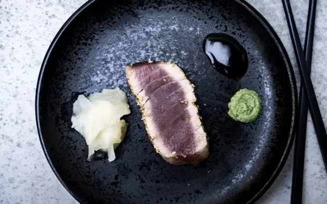 Idealny przepis na tuńczyka z grilla, który zachwyci Twoich gości