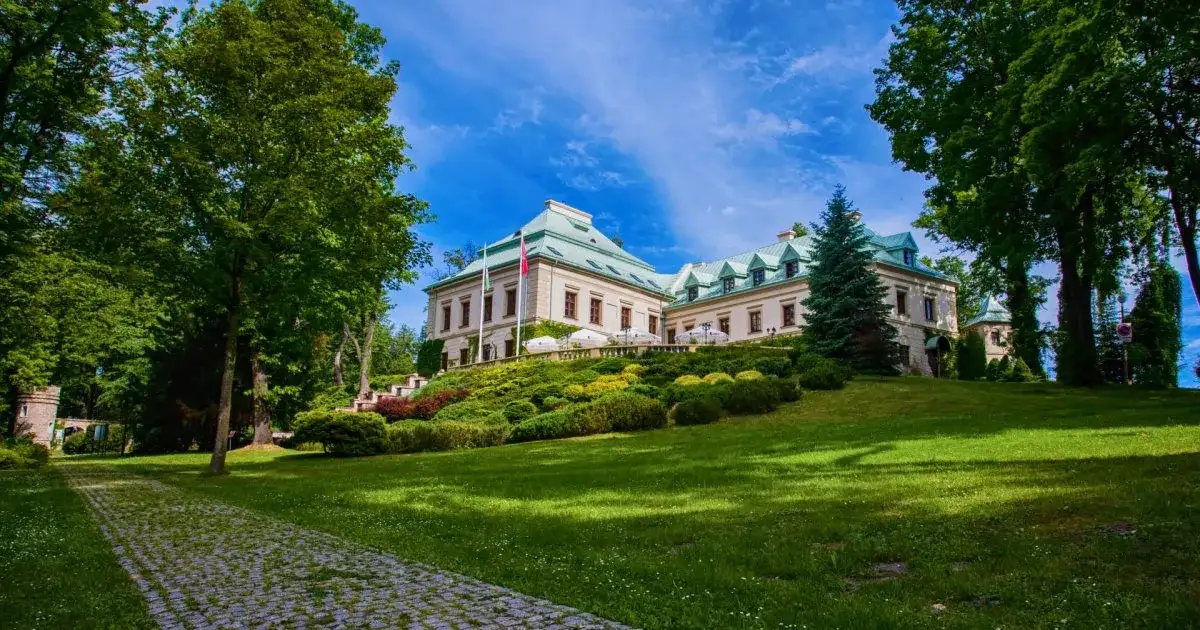 Pałac Odrowążów w Chlewiskach - historia, atrakcje i noclegi