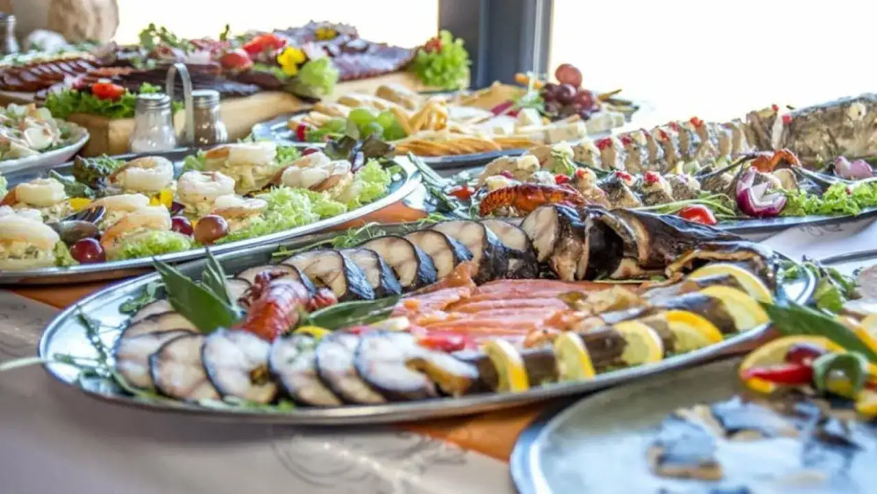 Ile kosztuje catering na wigilię? Sprawdź ceny i menu, aby zaoszczędzić