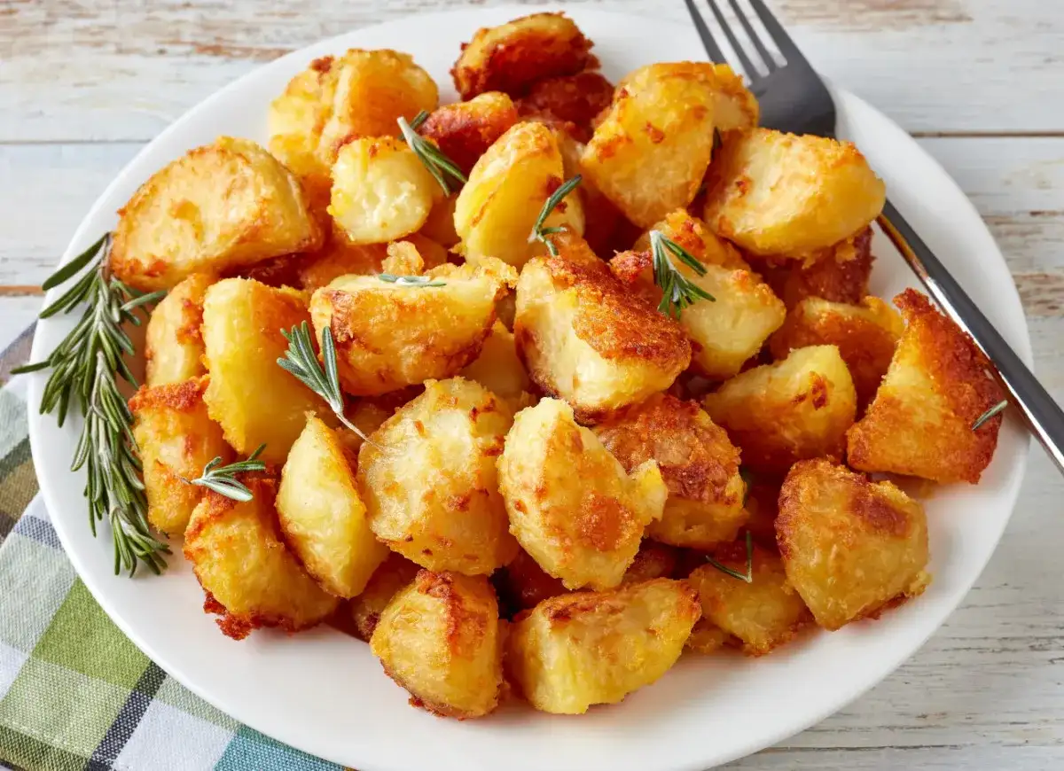 Chrupiące, złociste pieczone ziemniaki z rozmarynem – najlepsze przyprawy do pieczonych ziemniaków, by były idealne.