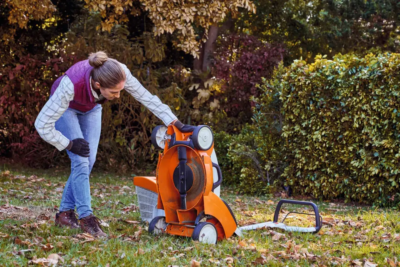 Na którą stronę przechylać kosiarkę, aby uniknąć uszkodzeń?