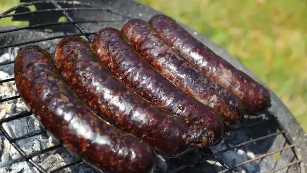 Jak grillować kaszankę na grillu gazowym - unikaj najczęstszych błędów