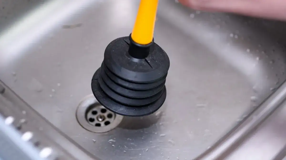 Zatkany zlew? Odklej go sodą i octem w 15 minut!