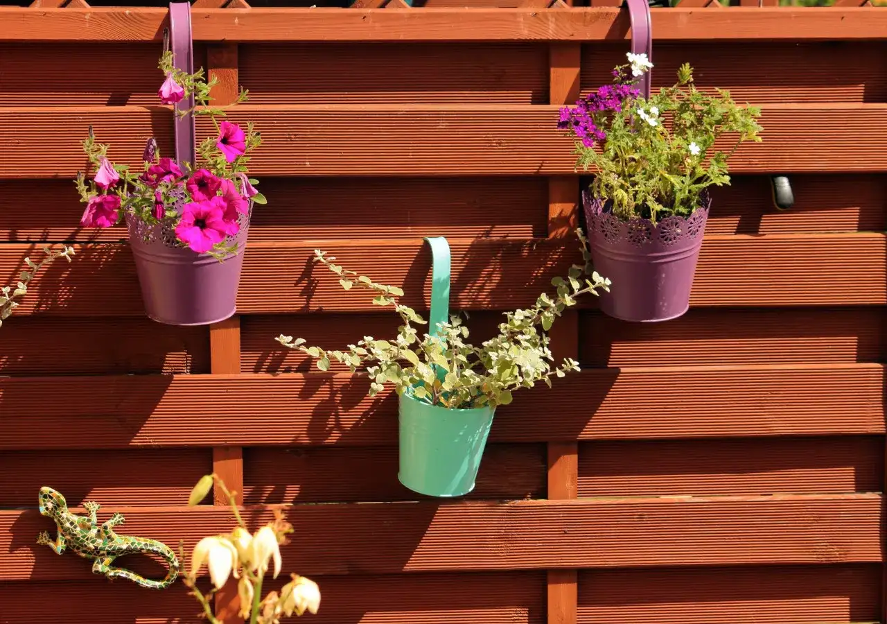 Jak ozdobić płot w ogrodzie? Pomysły, które odmienią przestrzeń