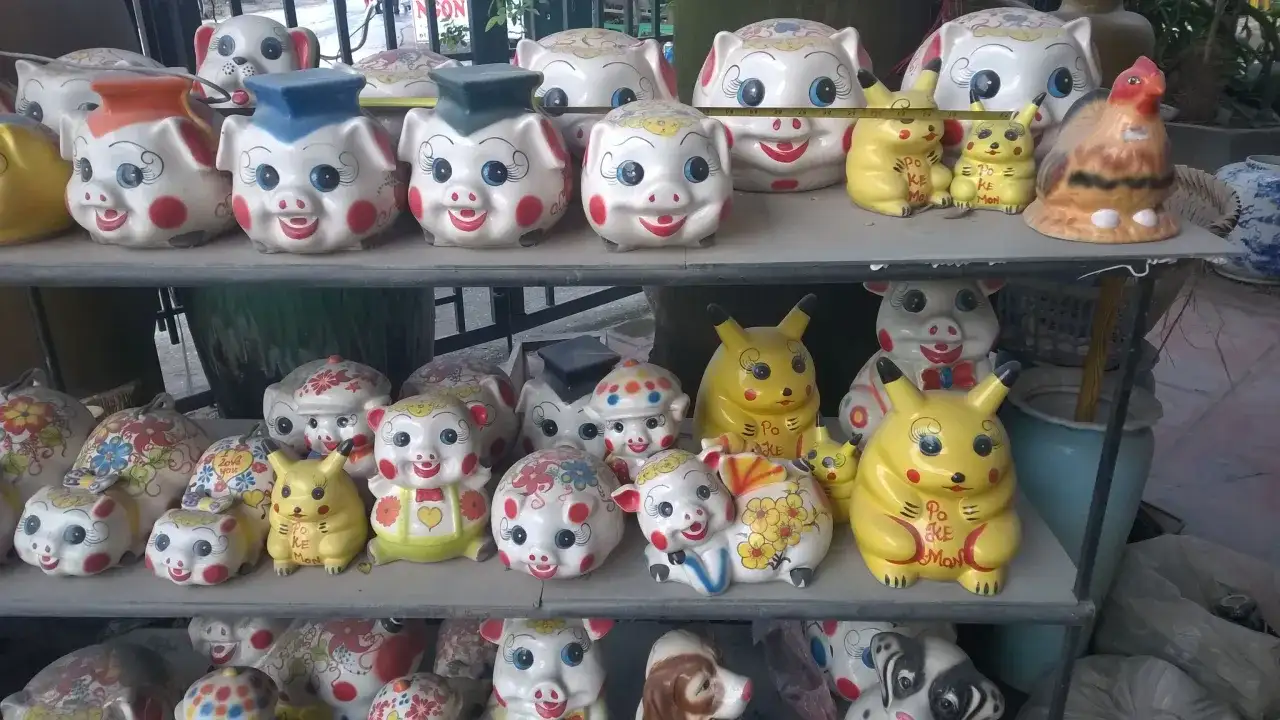 Urocze skarbonki w kształcie świnek i Pikachu – idealne pamiątki, co można przywieźć z Wietnamu.