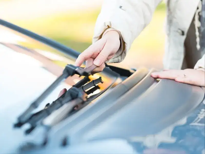 Jak założyć wycieraczkę do samochodu i uniknąć powszechnych błędów