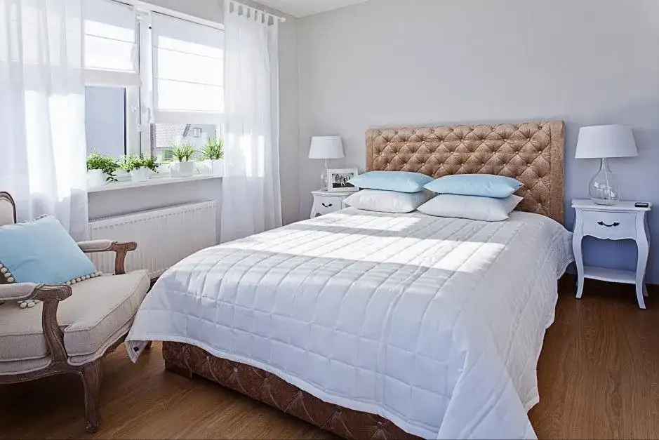 Co na okno w sypialni: 7 stylowych pomysłów na dekorację