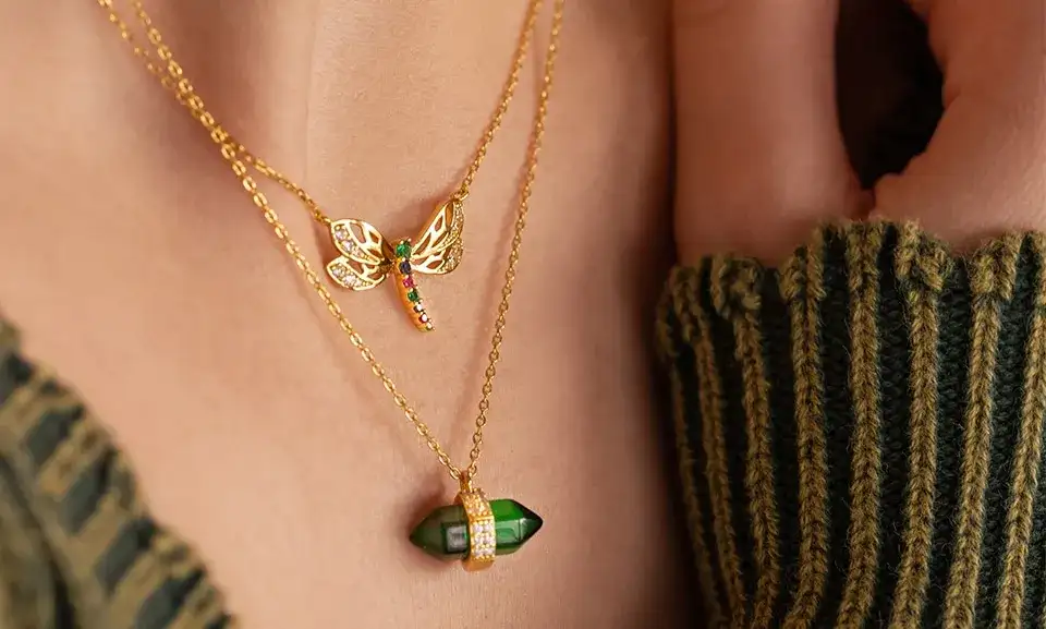 Naszyjniki które się łączą: 5 stylowych sposobów na modny look