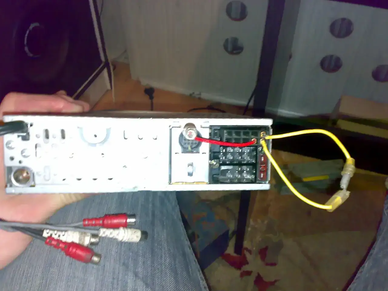 Jak podłączyć radio samochodowe pod zasilacz 12v: widok z tyłu radia z podłączonymi przewodami zasilającymi i kablami RCA.