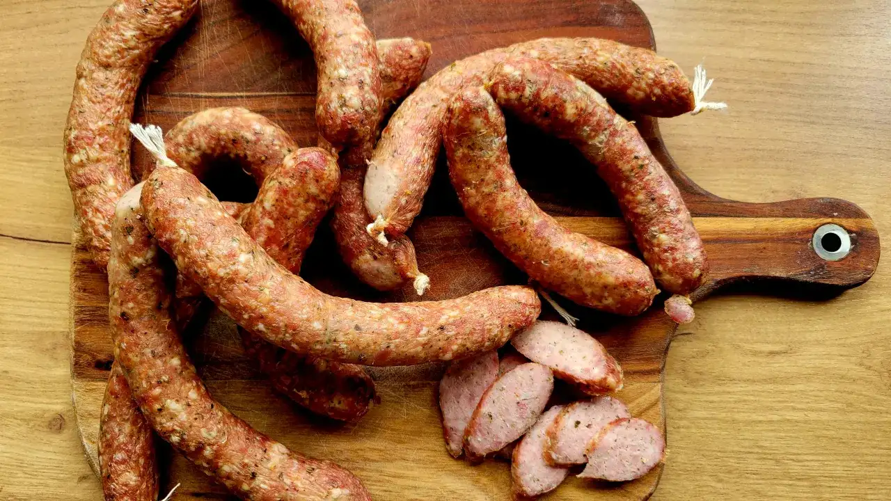 Idealna kiełbasa domowa z piekarnika? Poznaj sekret!