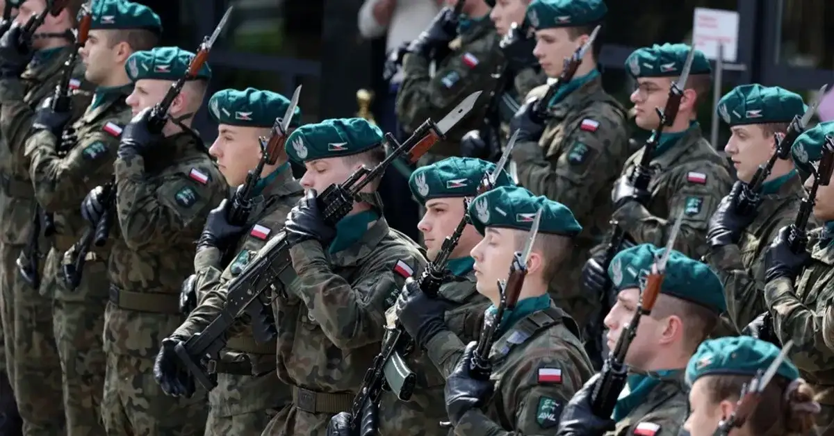 Ile zarabia cywil w wojsku? Pensje, dodatki i perspektywy