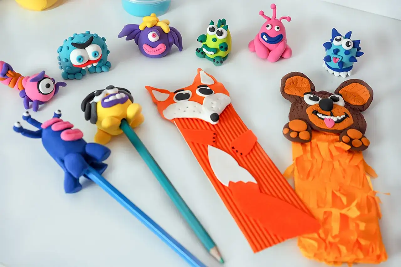 Kolorowe potworki z plasteliny i zwierzątka, jak miś i lis, to świetne pomysły na prace plastyczne.