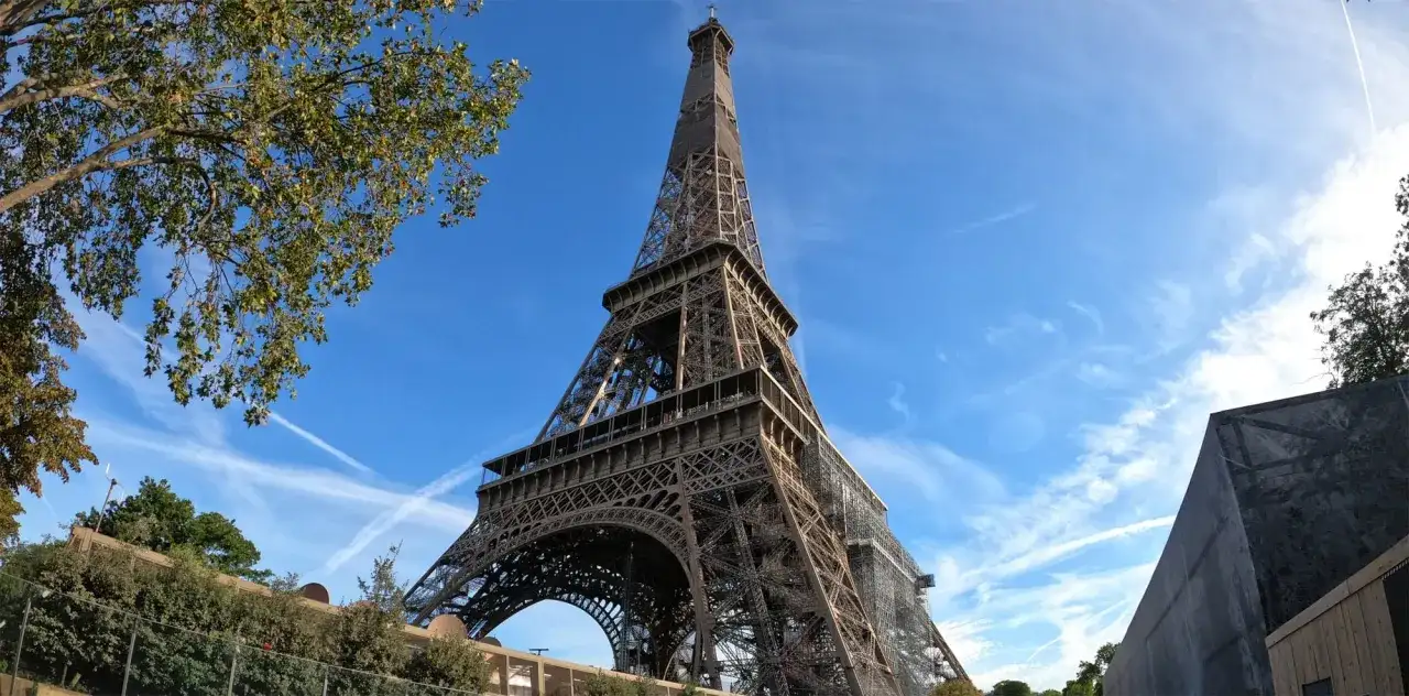 Czy z wieży Eiffla można dostrzec pałac w Wersalu? Odpowiedź zaskakuje