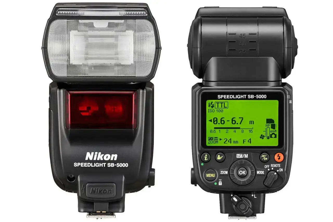 Dwie lampy błyskowe Nikon Speedlight SB-5000. Dowiedz się, jak zsynchronizować lampę błyskową z aparatem, aby uzyskać idealne oświetlenie.