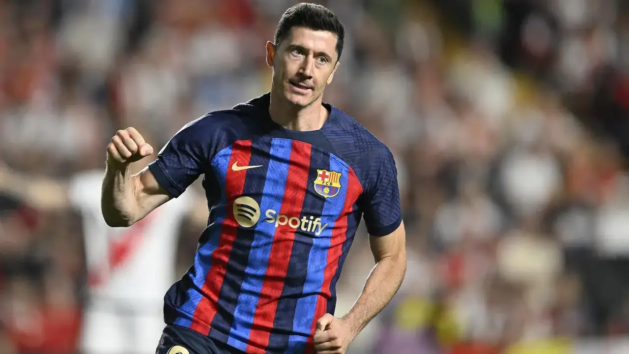 Robert Lewandowski w koszulce FC Barcelony, który rozegrał najwięcej meczów w Lidze Mistrzów, cieszy się z bramki.