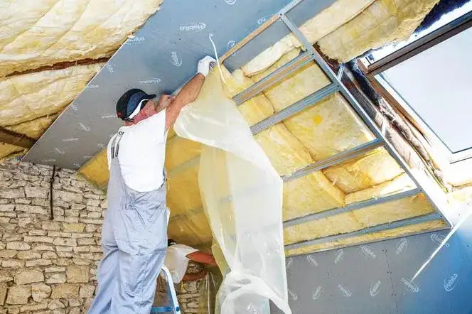 Folia paroizolacyjna na poddasze: Jak wybrać najlepszą?