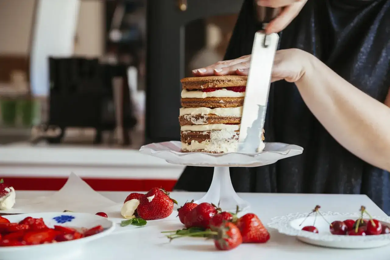 Ile tynku na tort kalkulator – uniknij marnotrawstwa składników