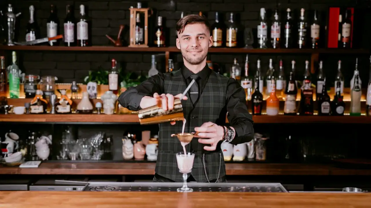 Ile kosztuje kurs barmana? Sprawdź ceny i opcje szkolenia