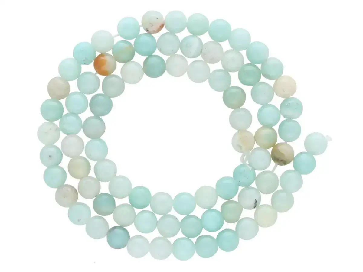 Nawleczone na nitkę okrągłe, jasnoniebieskie i białe kamienie.