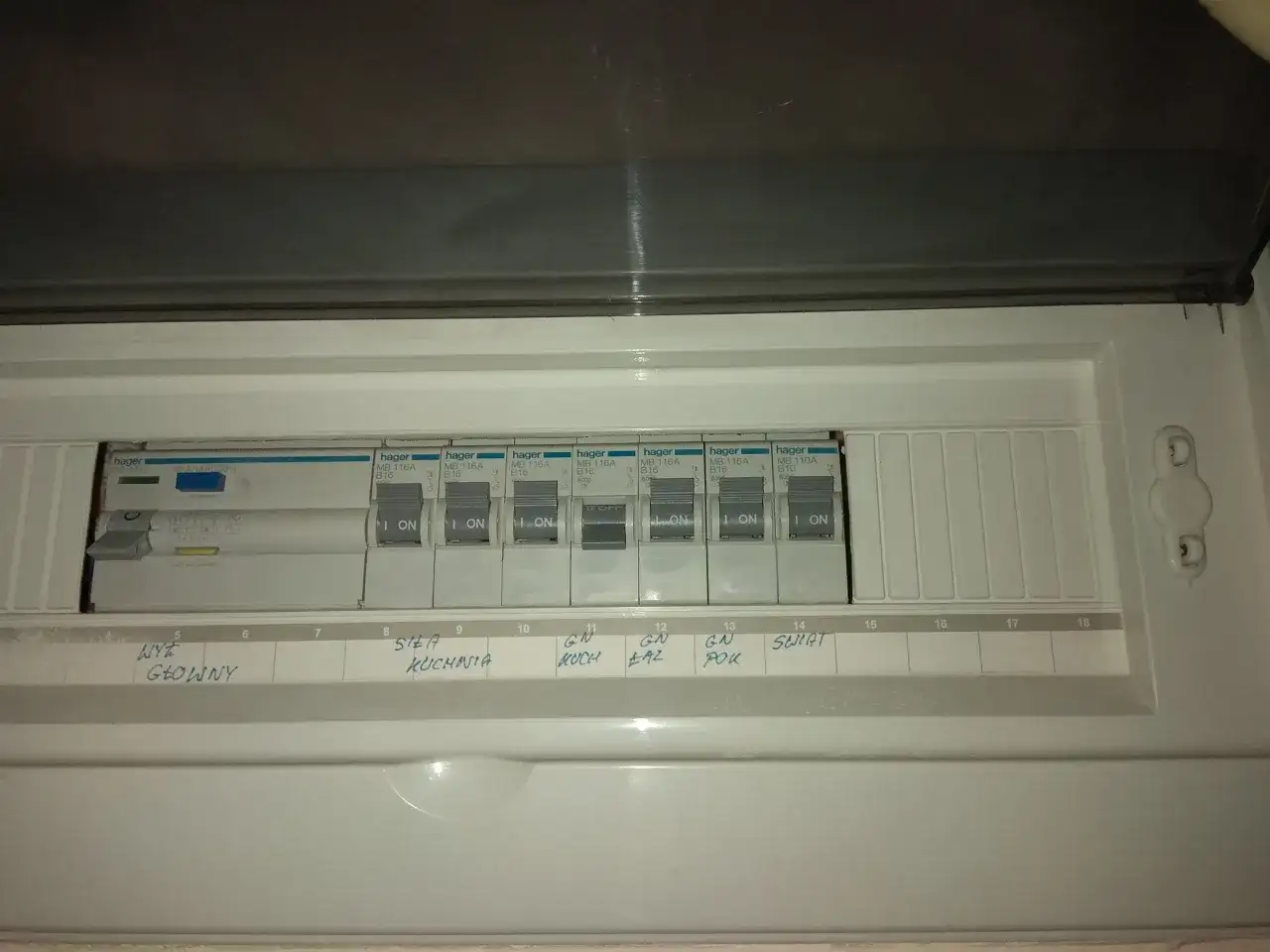 Wywaliło korki? Sprawdź bezpieczniki w rozdzielnicy. Włącz wyłącznik główny, a potem poszczególne obwody: kuchnia, łazienka, pokój, światło.