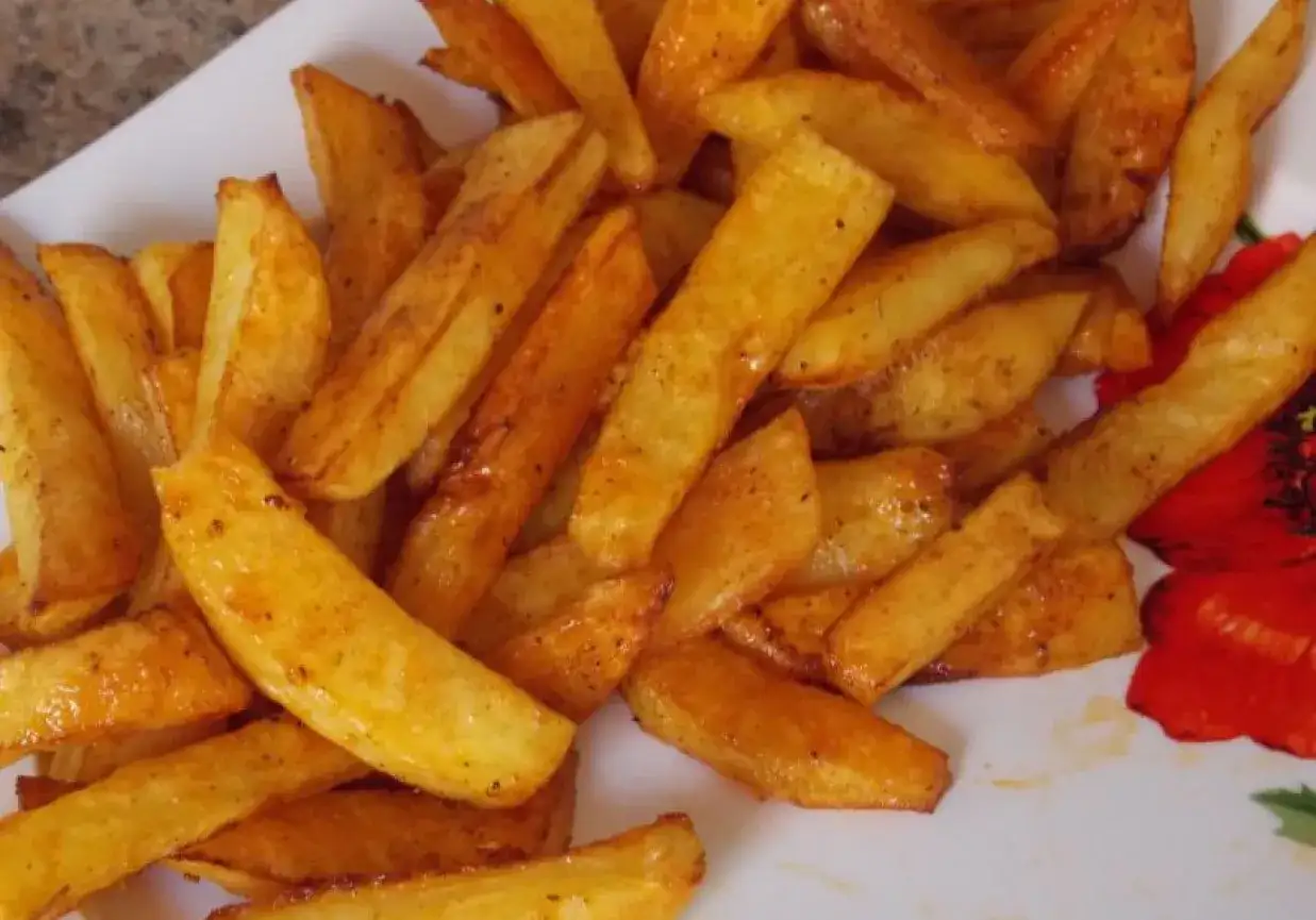 Jak przygotować ziemniaki na frytki, by były chrupiące i pyszne